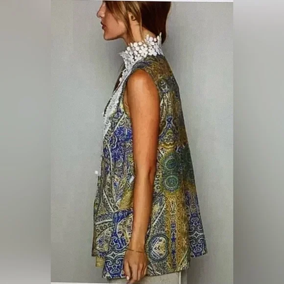 POL Sleeveless Paisley Tunic with White Lace Bib - Picture 3 of 5